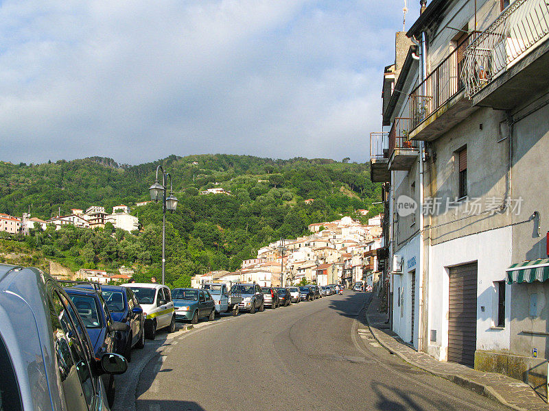 建筑立面和城市道路，Serra San Bruno Calabria, Vibo Valencia意大利。